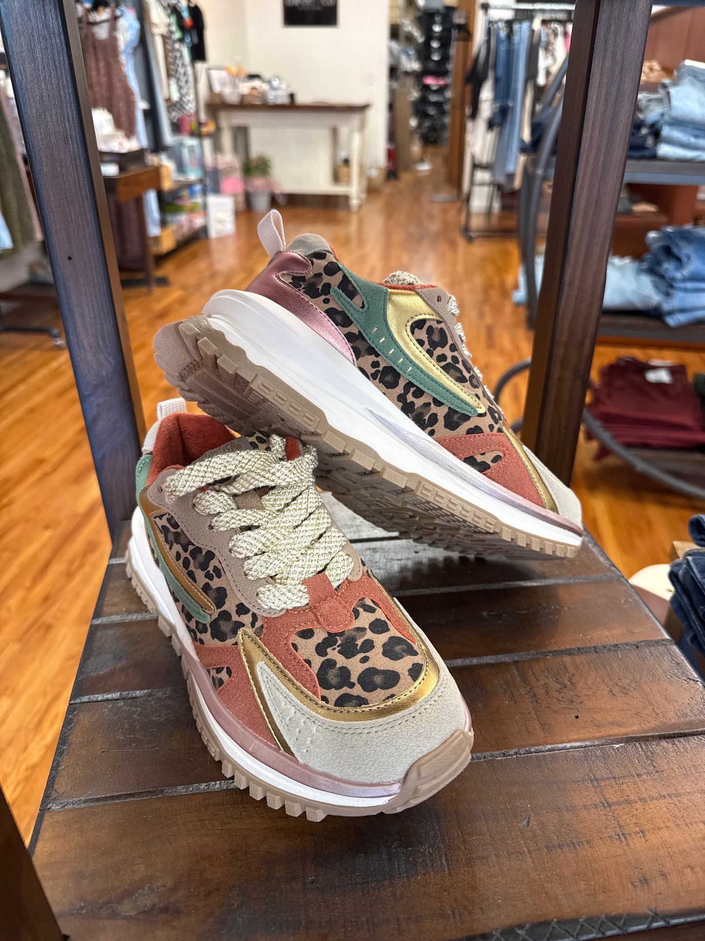 leo retro lace up sneaker