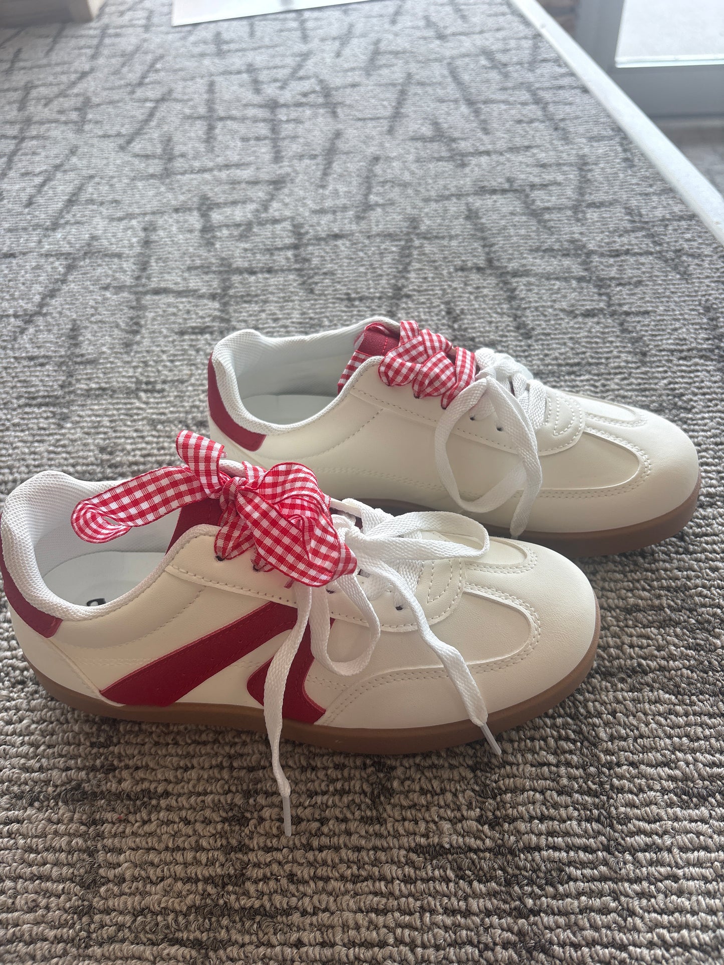 Very G Retro Tennis Shoes (White/Red)