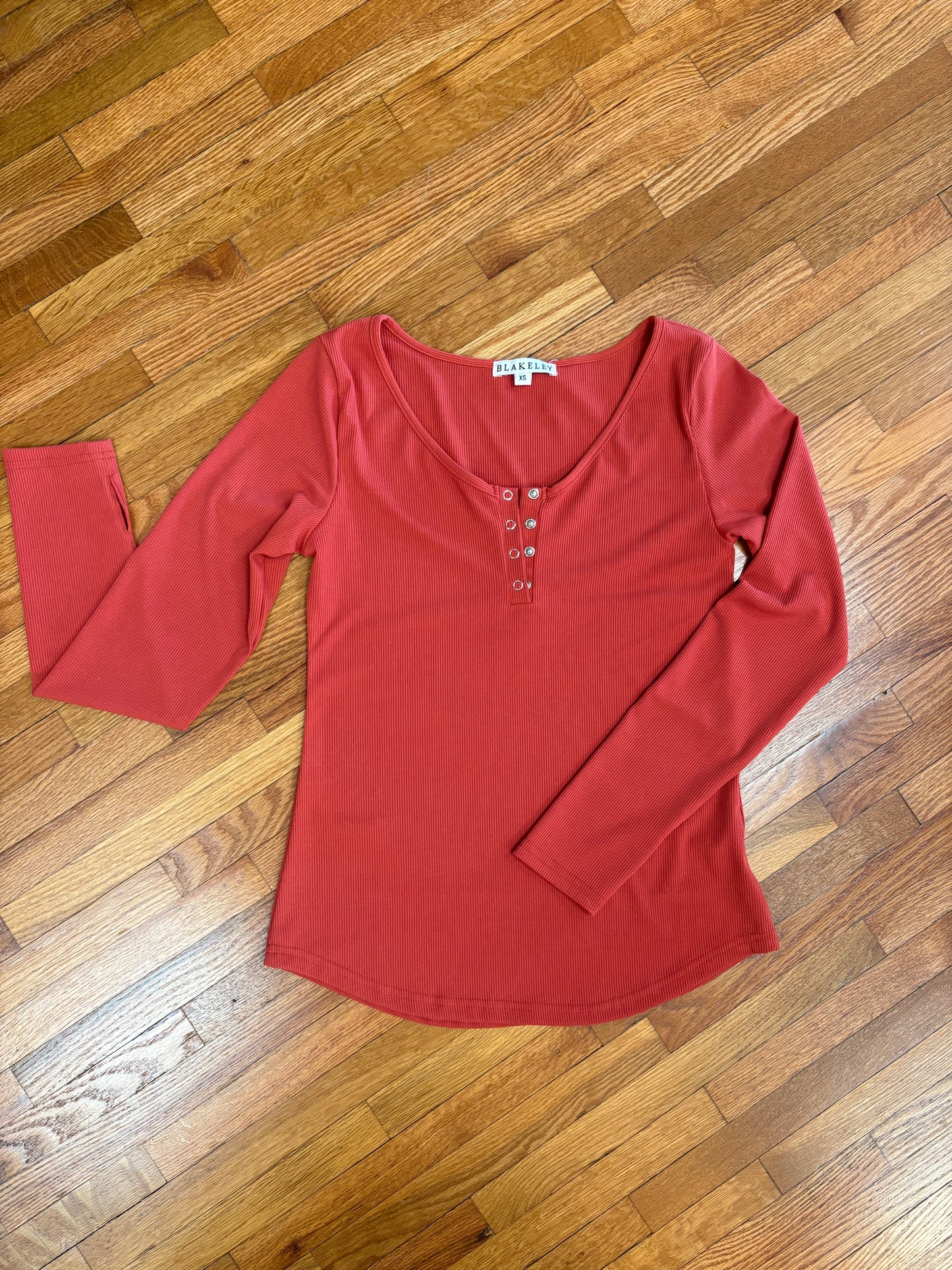 Brooklyn Snap Henley Top - Rusty Red