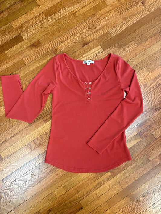 Brooklyn Snap Henley Top - Rusty Red
